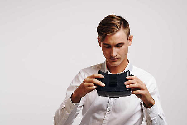 포토 JPG 해외이미지 백인 응시 남자 안경 백그라운드 컨셉 셔츠 비즈니스 미래 고글 수염 기술 한명 사람 성인 3D 디지털 헤드폰 장비 게임 흰색 체험 손목시계 하이테크 비전 기어 동영상 혁명 웨어러블 가상 가상현실 현실 해외포토 서양인 1 시선 잡화 시계 컬러 음향기기 상의 장신구 놀이 디지털합성 파일형식 이미지허브