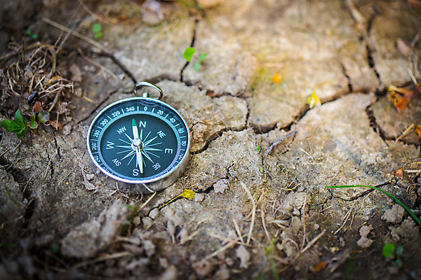 포토 JPG 해외이미지 라이프스타일 길 여행 지도 비즈니스 가이드 자연 바닥 건조 사람없음 야외 흙 탐험 수확 공구 나침반 방향 검색 먼지 위치 가뭄 북쪽 동쪽 네비게이션 남쪽 발견 땅바닥 루트 서쪽 오리엔테이션 지리 해외포토 직업 농업 날씨 생활 도구 생태계 파일형식 이미지허브