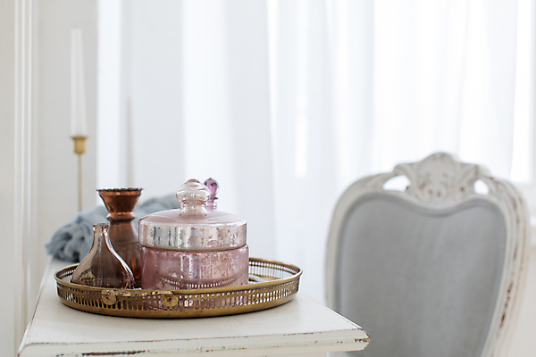 포토 JPG 해외이미지 전통 디자인 가구 의자 창문 탁자 아파트 주택 실내 종류 사람없음 내부 목재 장식 가로 빛 뷰티 화장품 방 수확 흰색 우아함 상품 향수 구식 정물화 스타일 카피스페이스 해외포토 나무 컬러 생활용품 컨셉 농업 재료 건물 공백 그림 파일형식 이미지허브