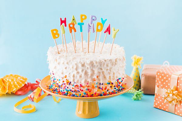 포토 JPG 해외이미지 접시 리본 실내 사람없음 선물상자 파티 케이크 축하 생일 생일케이크 즐거움 파란배경 생일축하 해외포토 식기 기념일 감정 백그라운드 컨셉 디저트 선물 이벤트 내부 파란색 상자 파일형식 이미지허브