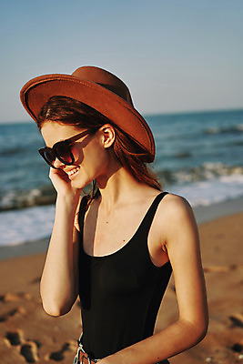 포토 JPG 해외이미지 주간 여자 여유 휴식 한명 미소 상반신 성인 해변 야외 옆모습 아웃포커스 여름 여름휴가 바캉스 선글라스 성인여자한명만 해외포토 자연요소 1 계절 감정 안경 바다 뷰포인트 컨셉 휴가 촬영기법 표정 사람 여자한명만 성인여자만 파일형식 여름_계절 이미지허브