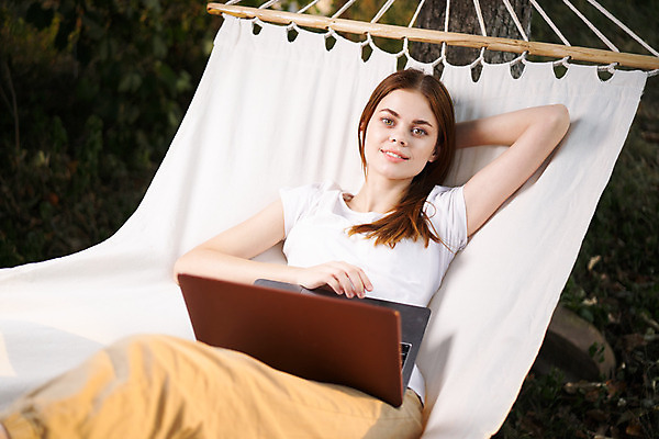 포토 JPG 해외이미지 주간 나무 응시 여자 자연 한명 미소 상반신 성인 야외 앞모습 아웃포커스 노트북 눕기 해먹 성인여자한명만 해외포토 자연요소 식물 1 시선 뷰포인트 모션 촬영기법 표정 사람 전자제품 침대 생태계 여자한명만 성인여자만 파일형식 이미지허브