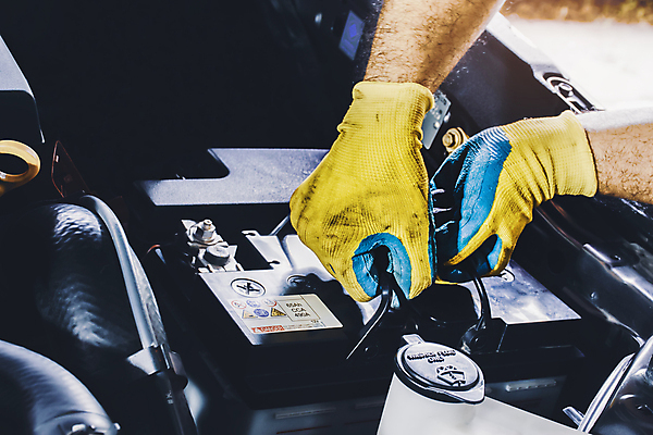 포토 JPG 해외이미지 손 산업 장갑 교통시설 자동차 노동자 새로움 사람 사람없음 상점 검은색 힘 기계 장비 긴급 잡기 도움 작업실 수리 플라스틱 확인 서비스 객실 시스템 고정 문제 감독관 엔진 정비공 모터 유지 교체 따기 베터리 옛날 차고 충전기 트러블 해외포토 직업 잡화 육상교통 컬러 교통 컨셉 모션 재질 신체부위 기술자 시설 충전 파일형식 이미지허브