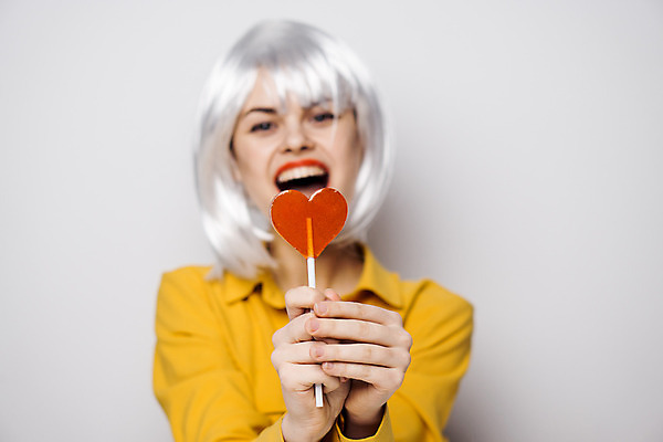 포토 JPG 해외이미지 여자 막대사탕 입벌림 한명 들기 상반신 성인 앞모습 하트 은색 가발 주기 성인여자한명만 힙스터 해외포토 모양 1 패션 뷰포인트 컬러 모션 표정 사탕 사람 여자한명만 성인여자만 파일형식 이미지허브