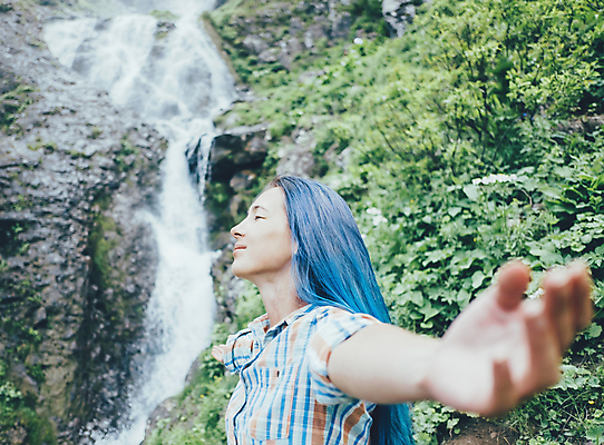 포토 JPG 해외이미지 백인 1 라이프스타일 여자 행복 여행 자연 한명 서기 사람 성인 야외 여행객 폭포 자유 모험가 해외포토 서양인 감정 컨셉 모션 생활 생태계 파일형식 이미지허브