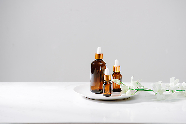 포토 JPG 해외이미지 접시 실내 사람없음 뷰티 오일 피부관리 흰배경 스킨케어 공병 난초꽃 앰플 에센스 브랜딩 해외포토 식기 꽃 음식 백그라운드 내부 화장품 흰색 난초 병_담는 파일형식 이미지허브