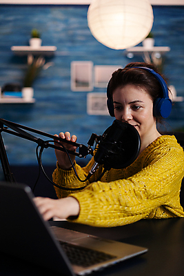 포토 JPG 해외이미지 여자 한명 상반신 성인 옆모습 파란색 노트북 촬영 헤드셋 잡기 책상 마이크 방송 촬영실 성인여자한명만 유튜버 해외포토 1 뷰포인트 컬러 음향기기 가구 모션 사람 전자제품 헤드폰 공간 여자한명만 성인여자만 파일형식 크리에이터 이미지허브