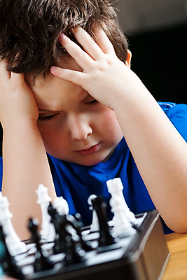 포토 JPG 해외이미지 라이프스타일 교육 어린이 놀이 한명 소년 학습 청춘 게임 체스 계획 집중 해외포토 1 남자 컨셉 사람 생활 파일형식 이미지허브