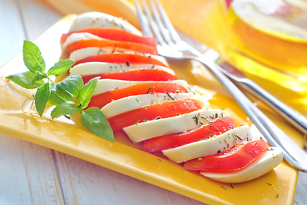 포토 JPG 해외이미지 접시 포크 토마토 사람없음 노란색 신선 나이프 바질 모짜렐라치즈 카프레제 플레이팅 해외포토 식기 컬러 채소 치즈 샐러드 칼 상차림 파일형식 이미지허브