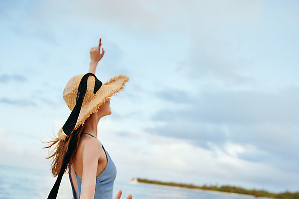 포토 JPG 해외이미지 주간 여자 수영복 여유 휴식 한명 상반신 성인 해변 야외 옆모습 여름휴가 바캉스 손들기 즐거움 밀짚모자 성인여자한명만 해외포토 자연요소 모자_잡화 1 옷 감정 바다 뷰포인트 컨셉 모션 휴가 사람 여자한명만 성인여자만 파일형식 여름_계절 이미지허브