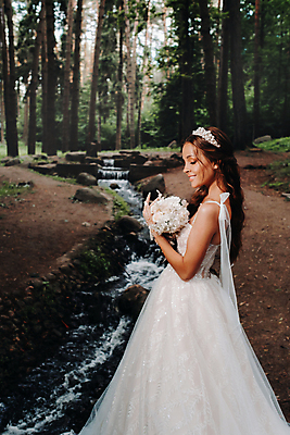 포토 JPG 해외이미지 주간 나무 응시 여자 신부 부케 웨딩드레스 결혼 한명 미소 들기 상반신 성인 야외 옆모습 숲 강가 성인여자한명만 웨딩촬영 해외포토 자연요소 식물 1 시선 드레스 뷰포인트 꽃다발 모션 표정 사람 이벤트 강 기념사진 여자한명만 성인여자만 파일형식 이미지허브