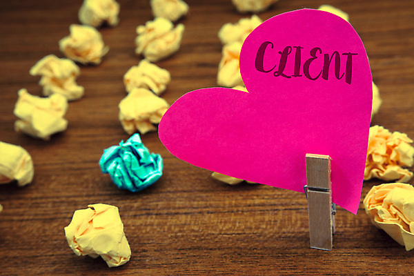 포토 JPG 해외이미지 손글씨 영어 종이 실내 사람없음 아웃포커스 하트 나무집게 종이뭉치 나무배경 해외포토 모양 문자 백그라운드 촬영기법 집게 내부 목재 뭉치 파일형식 이미지허브