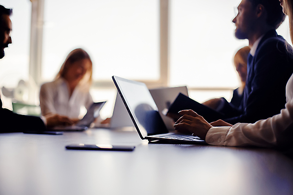 포토 JPG 해외이미지 직업 여자 남자 비즈니스 사업가 통신 탁자 성공 협력 설계 노동자 직장 실내 대화 사람 앉기 여러명 성인 노트북 컴퓨터 사무실 업무 비즈니스맨 비즈니스우먼 그룹 전문직 토론 종업원 책상 동료 경영자 해외포토 가구 다수 컨셉 회사 관계 모션 말하기 내부 전자제품 작업 직장인 리더 파일형식 이미지허브