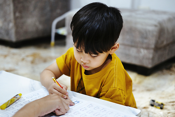 포토 JPG 해외이미지 백인 학생 여자 교육 딸 행복 아들 어린이 백그라운드 비즈니스 학교 가족 엄마 주택 함께함 한명 미소 사람 소년 책 학습 스터디 컴퓨터 독서 운동 교사 공책 육아 기록 도움 가르침 아빠 집중 속도 가정교사 지원 초보 헬프 해외포토 서양인 직업 1 남자 감정 컨셉 관계 문구용품 표정 건강 건물 전자제품 파일형식 이미지허브