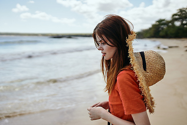 포토 JPG 해외이미지 주간 응시 여자 여유 휴식 한명 상반신 성인 해변 야외 옆모습 아웃포커스 여름휴가 바캉스 밀짚모자 성인여자한명만 해외포토 자연요소 모자_잡화 1 시선 감정 바다 뷰포인트 컨셉 휴가 촬영기법 사람 여자한명만 성인여자만 파일형식 여름_계절 이미지허브