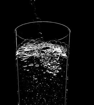 포토 JPG 해외이미지 음료 유리 사람없음 물 검은색 장식볼 붓기 맛 순수 해외포토 자연요소 컬러 컨셉 모션 재질 장식 파일형식 이미지허브