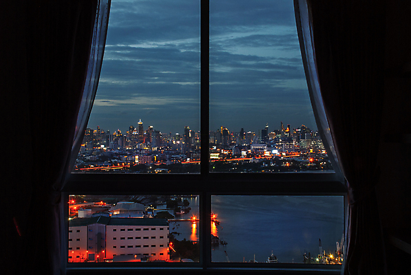 포토 JPG 해외이미지 구름 야경 창문 태국 하늘 실내 사람없음 도시풍경 어둠 일몰 도시 창가 방콕 해외포토 자연요소 아시아 풍경 내부 노을 야간 파일형식 풍경_경치 이미지허브