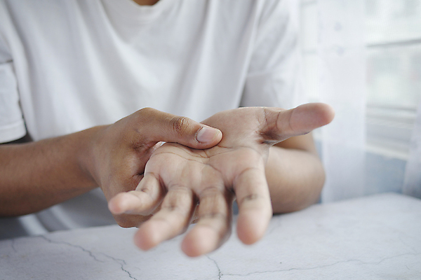 포토 JPG 해외이미지 남자 실내 손바닥 한명 상반신 성인 앞모습 고통 잡기 성인남자한명만 해외포토 1 손 감정 뷰포인트 모션 사람 내부 남자한명만 성인남자만 파일형식 이미지허브