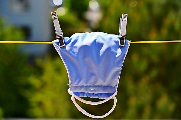 포토 JPG 해외이미지 얼굴 컨셉 건조 건강 가면 마스크 사람없음 파란색 건강관리 장비 흰색 수술 호흡기관 바이러스 보호 빨래 질병 빨랫줄 위험 예방 감염 돌봄 위생관리 전염병 핸드메이드 해외포토 줄 컬러 가사 의학 모션 관리 신체부위 치료 장기_의학 파일형식 이미지허브