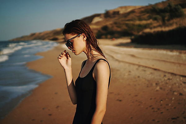 포토 JPG 해외이미지 주간 여자 여유 휴식 무표정 한명 손짓 상반신 성인 해변 야외 옆모습 여름휴가 바캉스 선글라스 성인여자한명만 해외포토 자연요소 1 감정 안경 바다 뷰포인트 컨셉 모션 휴가 표정 사람 여자한명만 성인여자만 파일형식 여름_계절 이미지허브