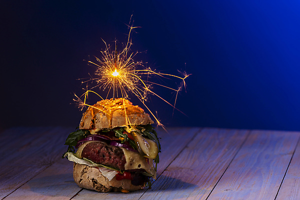 포토 JPG 해외이미지 기념일 음식 토마토 채소 탁자 양파 치즈 폭죽 샌드위치 육류 사람없음 목재 파티 식사 소고기 햄버거 시골 축하 신선 생일 클래식 선택 맛 그릴 상추 만취 속도 피클 베이컨 패티 점심식사 루꼴라 번 오이피클 치즈버거 맛있는 해외포토 나무 빵 가구 컨셉 식재료 재료 주방용품 유제품 패스트푸드 돼지고기 이벤트 술취함 절임 파일형식 이미지허브