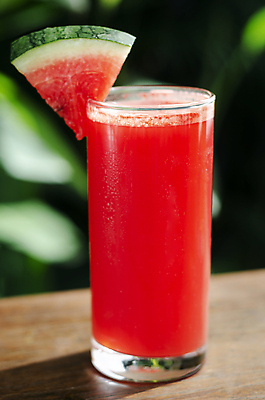 포토 JPG 해외이미지 백그라운드 과일 유리 탁자 수박 건강 사람없음 야외 빨간색 컬러풀 정원 맑음 주스 순수 유기농 심플 내추럴 해외포토 웰빙 음료 컬러 가구 컨셉 재질 날씨 파일형식 이미지허브