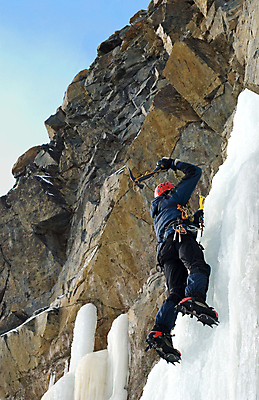 포토 JPG 해외이미지 주간 전신 남자 로우앵글 겨울 매달리기 한명 들기 성인 야외 옆모습 뒷모습 얼음 등산 탐험 위험 빙하 오르기 빙산 등반장비 성인남자한명만 설산 해외포토 자연요소 1 계절 뷰포인트 컨셉 모션 산 사람 트래킹 등산용품 남자한명만 성인남자만 파일형식 이미지허브