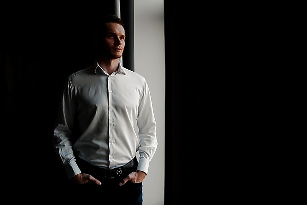 포토 JPG 해외이미지 백인 직업 응시 남자 안경 생각 비즈니스 창문 호텔 미래 수염 바닥 아이디어 실내 파노라마 한명 서기 사람 내부 건물 옆모습 금융 사무실 반사 도시 업무 비즈니스맨 자신감 대표 고민 경영자 혼자 브레인스토밍 해외포토 서양인 1 건축물 시선 잡화 감정 뷰포인트 컨셉 모션 숙소 촬영기법 경제 작업 직장인 리더 파일형식 이미지허브