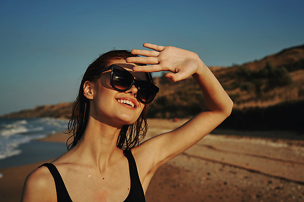 포토 JPG 해외이미지 주간 여자 여유 휴식 한명 상반신 성인 해변 야외 앞모습 여름휴가 바캉스 선글라스 손들기 가림 성인여자한명만 해외포토 자연요소 1 감정 안경 바다 뷰포인트 컨셉 모션 휴가 사람 여자한명만 성인여자만 파일형식 여름_계절 이미지허브