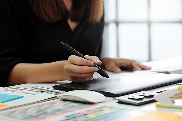 포토 JPG 해외이미지 여자 한명 상반신 성인 태블릿 사무실 마우스 업무 디자이너 스테이플러 서류판 컬러리스트 성인여자한명만 태블릿펜 해외포토 컬러칩 직업 1 비즈니스 사람 전자제품 스마트기기 펜 컴퓨터용품 사무용품 작업 여자한명만 성인여자만 파일형식 이미지허브