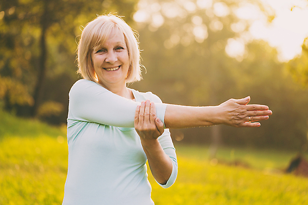포토 JPG 해외이미지 백인 라이프스타일 손 응시 공원 여자 노년 행복 스포츠 신체 모션 자연 근육 휴식 건강 한명 미소 초원 성인 야외 신체부위 가로 여름 운동복 운동 맑음 스트레칭 봄 활발 기쁨 숲 은퇴 유연 연습 팔 해외포토 서양인 1 시선 옷 계절 공공시설 감정 컨셉 날씨 표정 사람 생활 생태계 파일형식 이미지허브