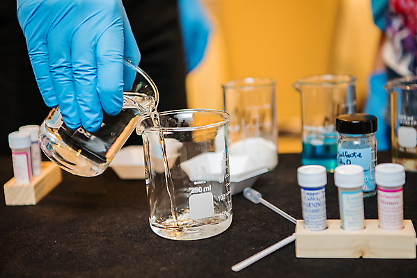 포토 JPG 해외이미지 손 교육 어린이 과학 백그라운드 채소 탁자 유리병 실험 사람없음 초록색 학습 컬러풀 활발 액체 실험실 붓기 닫기 결과 혼합 분석 묘사 비커 미생물 튜브 해외포토 컬러 가구 컨셉 모션 병_용기 생물 실험기구 사람 신체부위 파일형식 이미지허브