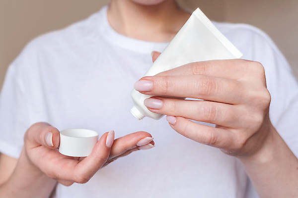 포토 JPG 해외이미지 여자 얼굴 백그라운드 컨셉 신체 건강 관리 사람없음 치료 뷰티 스파 화장품 흰색 잡기 못 보호 상품 수분 손톱관리 실크 피부 크림 순수 피부관리 로션 튜브 내추럴 돌봄 바디케어 보습 수분크림 위생관리 목업 카피스페이스 해외포토 컬러 의학 모션 사람 신체부위 공백 공구 직물 네일아트 파일형식 이미지허브