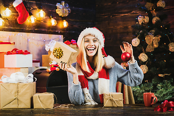 포토 JPG 해외이미지 여자 행복 감정 얼굴 크리스마스 산타모자 새해 주택 선물 한명 미소 웃음 뷰티 크리스마스트리 희망 놀람 기쁨 축하 소원 해외포토 모자_잡화 1 기념일 컨셉 표정 사람 건물 신체부위 파일형식 이미지허브