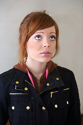 포토 JPG 해외이미지 백인 긴머리 여자 감정 생각 설계 갈색머리 실내 한명 사람 내부 10대 캐주얼 재킷 올려보기 슬픔 수줍음 명상 고민 걱정 싱글 문제 배려 심각 우울증 해외포토 서양인 1 헤어스타일 옷 컨셉 모션 청소년 외투 질병 파일형식 이미지허브