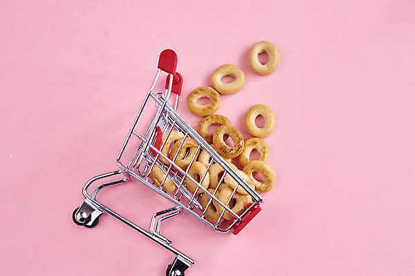 포토 JPG 해외이미지 실내 사람없음 쇼핑카 미니어처 오브젝트 베이글 쏟아짐 넘어짐 분홍색배경 해외포토 빵 분홍색 백그라운드 모션 내부 쇼핑 모형 카트 파일형식 이미지허브