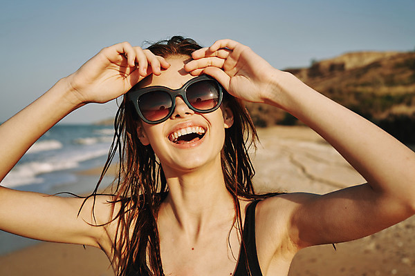 포토 JPG 해외이미지 주간 여자 여유 휴식 한명 웃음 상반신 성인 해변 야외 앞모습 여름휴가 바캉스 선글라스 손들기 즐거움 성인여자한명만 해외포토 자연요소 1 감정 안경 바다 뷰포인트 컨셉 모션 휴가 표정 사람 여자한명만 성인여자만 파일형식 여름_계절 이미지허브