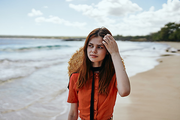 포토 JPG 해외이미지 주간 응시 여자 여유 휴식 한명 상반신 성인 해변 야외 앞모습 아웃포커스 여름 여름휴가 바캉스 손들기 밀짚모자 성인여자한명만 해외포토 자연요소 모자_잡화 1 시선 계절 감정 바다 뷰포인트 컨셉 모션 휴가 촬영기법 사람 여자한명만 성인여자만 파일형식 여름_계절 이미지허브