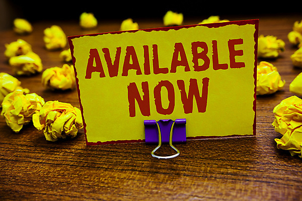 포토 JPG 해외이미지 영어 종이 실내 사람없음 아웃포커스 메모집게 종이뭉치 나무배경 해외포토 문자 백그라운드 촬영기법 집게 내부 뭉치 파일형식 이미지허브