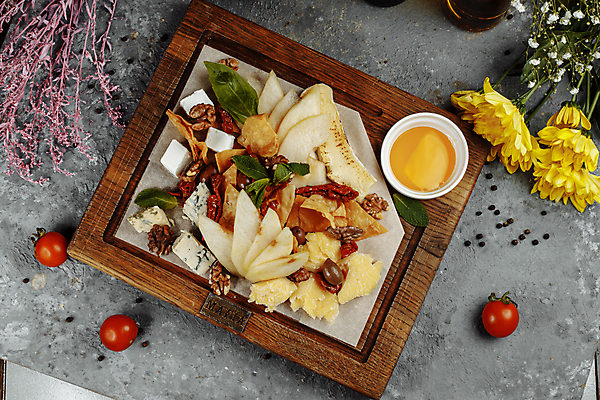 포토 JPG 해외이미지 꽃 방울토마토 회색배경 치즈 실내 사람없음 하이앵글 사과 안주 과일조각 나무받침 와인플래터 해외포토 식물 뷰포인트 조각 백그라운드 토마토 과일 유제품 내부 목재 회색 받침대 파일형식 이미지허브