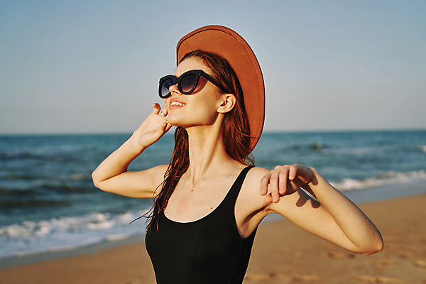 포토 JPG 해외이미지 주간 여자 여유 휴식 한명 상반신 성인 해변 야외 옆모습 여름휴가 바캉스 선글라스 손들기 올려보기 성인여자한명만 해외포토 자연요소 1 감정 안경 바다 뷰포인트 컨셉 모션 휴가 사람 여자한명만 성인여자만 파일형식 여름_계절 이미지허브