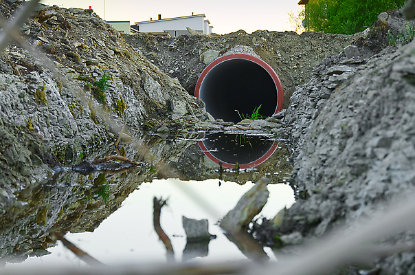 포토 JPG 해외이미지 직업 산업 안전 사람없음 가로 쌓기 마시기 업무 오픈 네트워크 수리 연결 플라스틱 땅 배송 가스 시스템 튜브 지하 공학 그런지 깊이 땅바닥 설치 업그레이드 채널 철강 파이프라인 공급 해외포토 교육 모션 재질 바닥 작업 파이프_관 파일형식 이미지허브