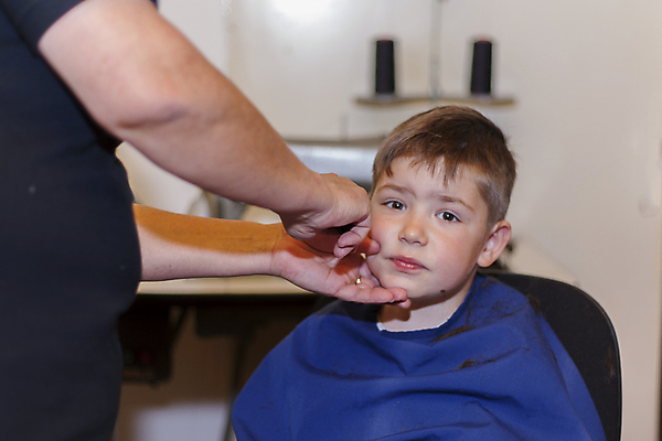 포토 JPG 해외이미지 백인 헤어스타일 손 감정 할머니 얼굴 어린이 가족 손자 주택 한명 사람 소년 뷰티 상점 아기 머리빗 미용사 이발 자르기 머리장식 리빙 DIY 돌봄 이발사 혼자 해외포토 서양인 직업 1 여자 노년 남자 관계 모션 취미 건물 신체부위 장식 미용용품 손주 파일형식 이미지허브