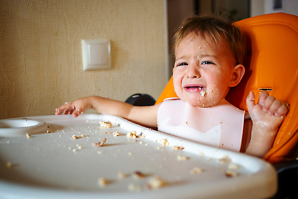 포토 JPG 해외이미지 백인 응시 행복 감정 얼굴 어린이 음식 의자 탁자 주택 실내 한명 미소 사람 앉기 주방 식당 숟가락 식사 외침 기쁨 아기 입 울음 결합 배고픔 흘림 불만 걸음마 돌봄 천진난만 해외포토 서양인 1 시선 가구 컨셉 모션 수저 표정 내부 건물 신체부위 상점 소리 파일형식 이미지허브
