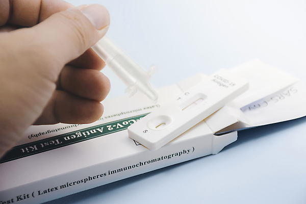 포토 JPG 해외이미지 손 건강 실험 사람없음 치료 약 장비 물방울 액체 호흡기관 바이러스 보호 결과 질병 위험 분석 속도 파란배경 감염 전염 테라피 낭비 조립 돌봄 셀프 전염병 해외포토 백그라운드 컨셉 의학 모션 신체부위 파란색 뷰티 장기_의학 파일형식 이미지허브