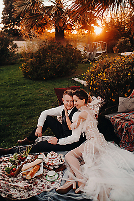 포토 JPG 해외이미지 주간 전신 나무 여자 남자 음식 웨딩드레스 결혼 신혼부부 사랑 앉기 정장 턱시도 성인 야외 두명 옆모습 소풍 노을 찻잔 찻주전자 돗자리 피크닉용품 신랑신부 성인만 웨딩촬영 해외포토 자연요소 식물 부부 드레스 옷 감정 신부_웨딩 뷰포인트 신랑 모션 주전자 잔 사람 이벤트 야외활동 신혼 기념사진 파일형식 이미지허브