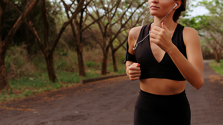 포토 JPG 해외이미지 나무 1 라이프스타일 계절 공원 여자 도로 음악 스포츠 여행 포즈 백그라운드 컨셉 잎 자연 건강 한명 사람 야외 초록색 스마트폰 운동복 달리기 조깅 노란색 헤드폰 신선 숲 달리기선수 혼자 스타일 해외포토 식물 옷 공공시설 길 컬러 음향기기 교통시설 모션 문화예술 생활 핸드폰 스마트기기 운동 생태계 육상선수 파일형식 이미지허브