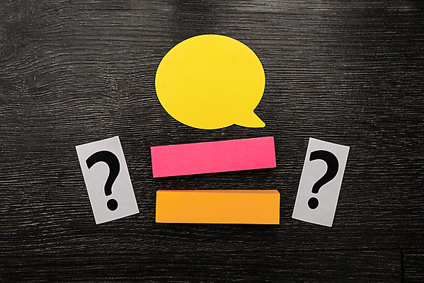 포토 JPG 해외이미지 종이 말풍선 아이디어 사람없음 노란색 물음표 메모지 카피스페이스 나무배경 해외포토 기호 컬러 백그라운드 컨셉 사무용품 공백 파일형식 이미지허브