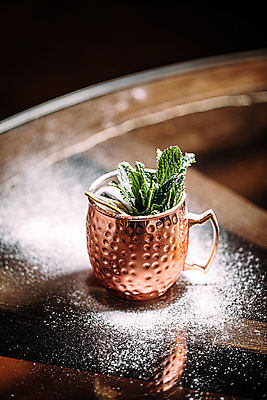 포토 JPG 해외이미지 식기 음료 탁자 요리 사람없음 옆모습 컵 세로 머그컵 칵테일 고명 달콤 냄비 설탕 민트 오브젝트 구리 섞기 해외포토 뷰포인트 가구 주류 원소 맛 솥 허브 파일형식 이미지허브