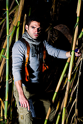 포토 JPG 해외이미지 식물 남자 포즈 한명 사람 성인 어둠 총 야간 위험 무서움 모험가 대나무 어깨 사냥꾼 영웅 보물 혼자 해외포토 자연요소 나무 직업 1 감정 무기 컨셉 신체부위 파일형식 이미지허브